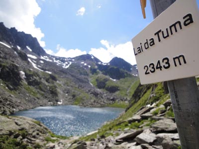 Am Tomasee, der Quelle des Rheins. Da der Aufstieg zum Tomasee am 1. Juni wegen des verbleibenden Schnees nicht möglich war, wurde die Besteigung später im selben Sommer nachgeholt.