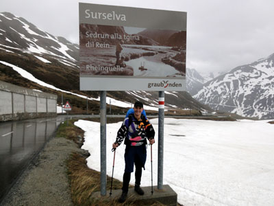 Am 1. Juni am Oberalppass, am Beginn des Survelva-Tals, durch das der Vorderrhein fliesst.