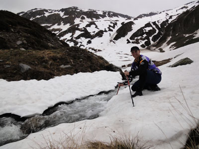 Im Schnee beim gescheiterten Versuch, am 1. Juni zum Tomasee zu wandern. Im Sommer 2012 war dies definitiv zu früh für den Aufstieg. Das Infocenter Rheinquelle am Oberalppass öffnet jeweils Mitte Juni.