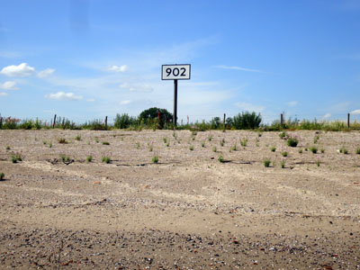 Rheinkilometer-Schild in den Niederlanden.