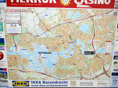 Karte von Rotterdam mit dem Rhein-Arm "Nieuwe Maas" und seinen unzähligen Häfen und Seitenkanälen.