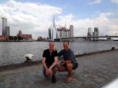 Die Erasmusbrücke in Rotterdam, eine 30 Meter breite Schrägseilbrücke und die letzte Brücke über den Rhein.