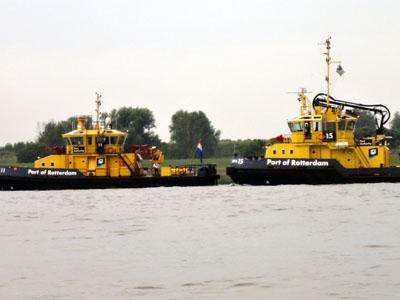 Die Schlepper halten ein strenges Auge auf uns, vom Fluss verwiesen wurden wir jedoch nicht.